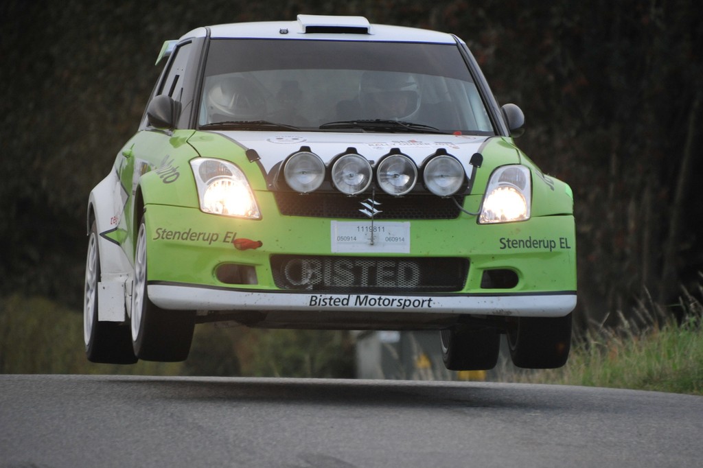 På en af vejene omkring Vellev vil bilerne blive luftbårne under Rally Denmark, som den 31. oktober gæster landsbyen